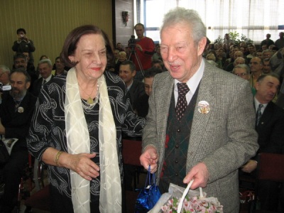 Gligoric receiving presents from WGM Vera Nedeljkovic for his 85th birthday